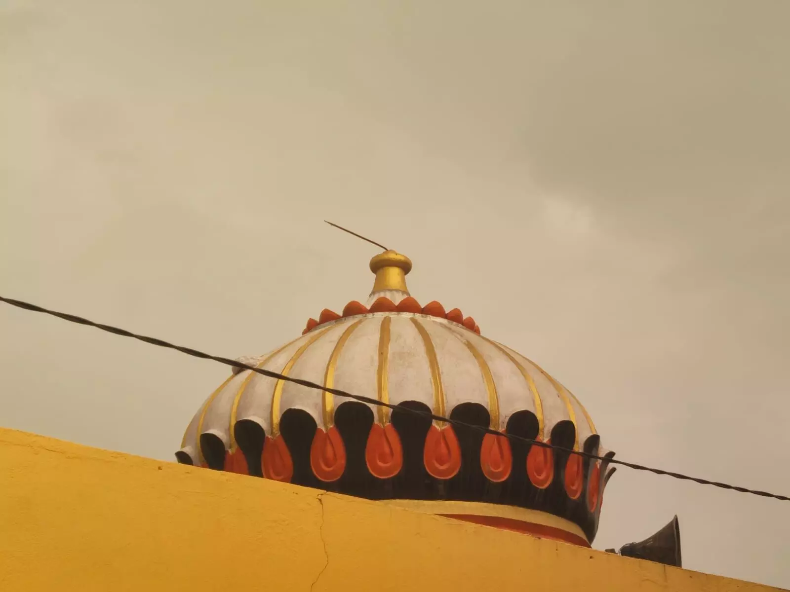 भगवान के घर को चोरों ने बनाई निशाना, स्वर्ण कलश चुराया