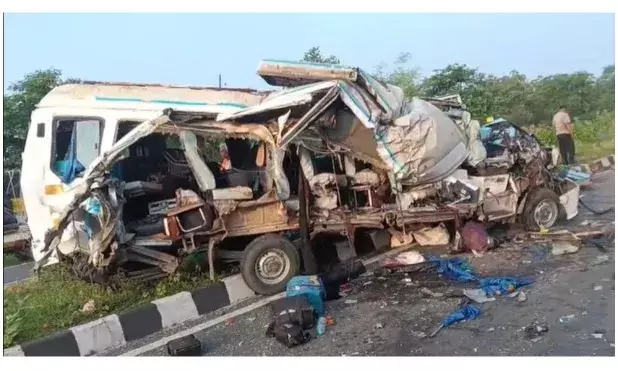 काशी विश्वनाथ मंदिर में प्रस्तुति देकर लौट रही गुजरात की संगीत मंडली की गाड़ी शिवपुरी में दुर्घटनाग्रस्त, 4 की मौत