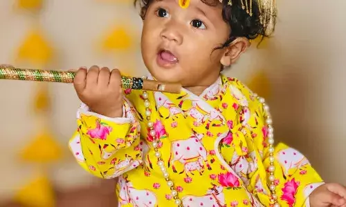 नन्हे अविराज बने श्रीकृष्ण, कॉलोनी में बड़ों का लिया आशीर्वाद