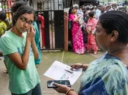 लड़कियां उतार दें झुमके और कंगन, जीन्स बैन, ना करें ये गलतियां