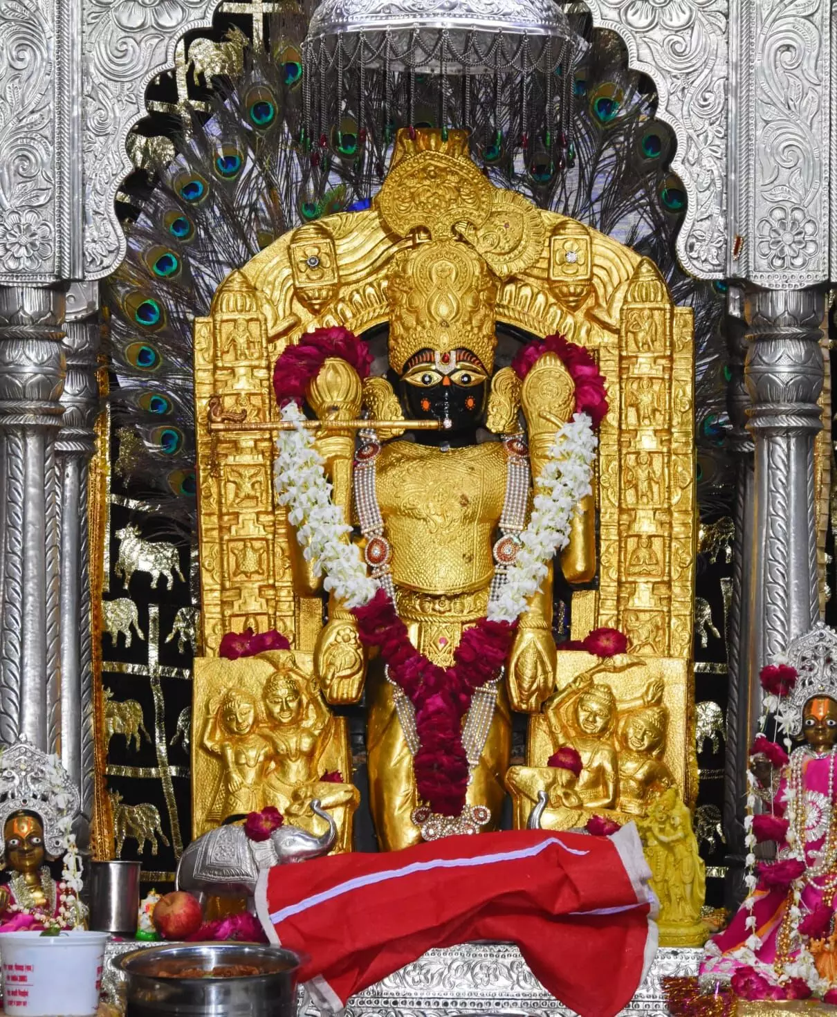 जन्माष्टमी के अवसर पर चारभुजा को भोग लगा स्वर्ण पोशाक धराई जन्माष्टमी के अवसर पर चारभुजा को भोग लगा स्वर्ण पोशाक धराई