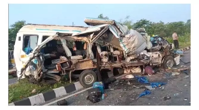 काशी विश्वनाथ मंदिर में प्रस्तुति देकर लौट रही गुजरात की संगीत मंडली की गाड़ी शिवपुरी में दुर्घटनाग्रस्त, 4 की मौत काशी विश्वनाथ मंदिर में प्रस्तुति देकर लौट रही गुजरात की संगीत मंडली की गाड़ी शिवपुरी में दुर्घटनाग्रस्त, 4 की मौत