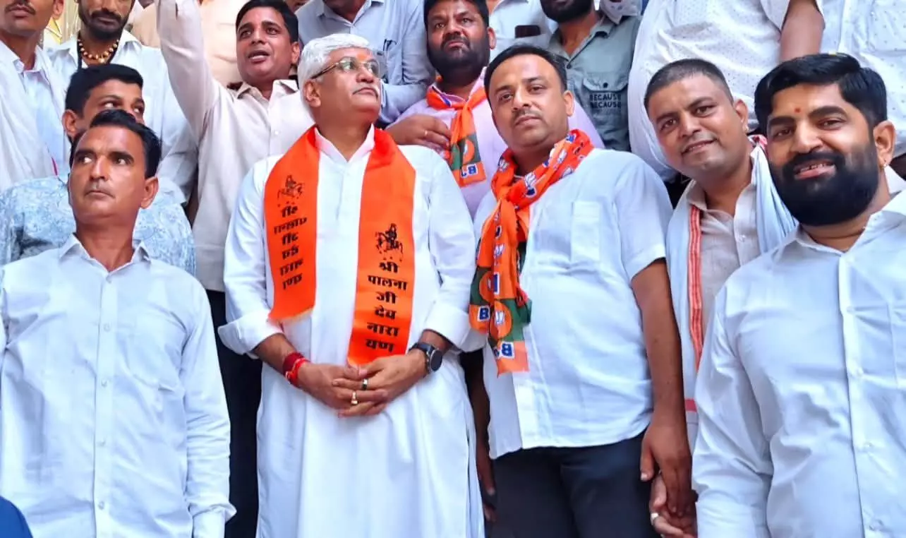 भीलवाड़ा हाईवे पर केंद्रीय मंत्री गजेंद्र सिंह शेखावत का स्वागत भीलवाड़ा हाईवे पर केंद्रीय मंत्री गजेंद्र सिंह शेखावत का स्वागत