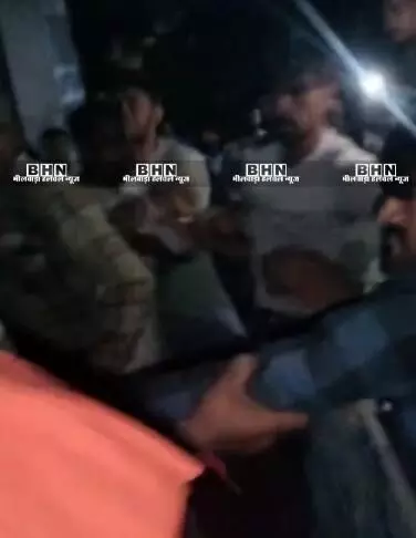 लाठी डंडों से लैस होकर आई भीड़ ने मंदिर के दलित पुजारी पर किया हमला थाने में मामला दर्ज