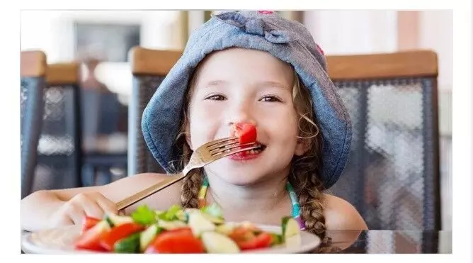 बच्चे का पेट भरना नहीं आसान; सोशल मीडिया पर नहीं मिलेगा समाधान