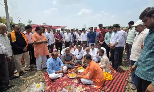 विधायक कोठारी ने गाय को गुड खिलाकर, रखी गोशाला की नींव