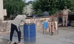 हत्या कर  नीले ड्रम से  छिपाया पति का  शव, पत्नी बच्चो सहित मकान मालिक के बेटे के साथ फरार     नमक डालकर शव गलाने की कोशिश