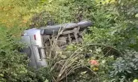 तेज रफ्तार का कहर: सड़क किनारे सब्जी बेच रही दो महिलाओं को घसीटती हुई कार खाई में गिरी, दोनों की मौत