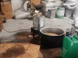 छापे में 128 किलो नकली घी बरामद ,गोदाम सीज,मालिक सेठिया फरार,3 मजदूर मिले छापे में 128 किलो नकली घी बरामद ,गोदाम सीज,मालिक सेठिया फरार,3 मजदूर मिले