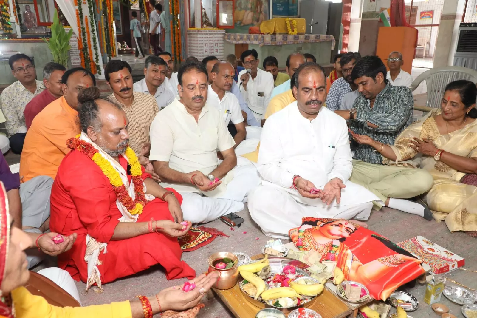 गूंजे भगवान के जयकारे, भक्तिपूर्ण माहौल में पूजा कर धर्म ध्वजा की स्थापना