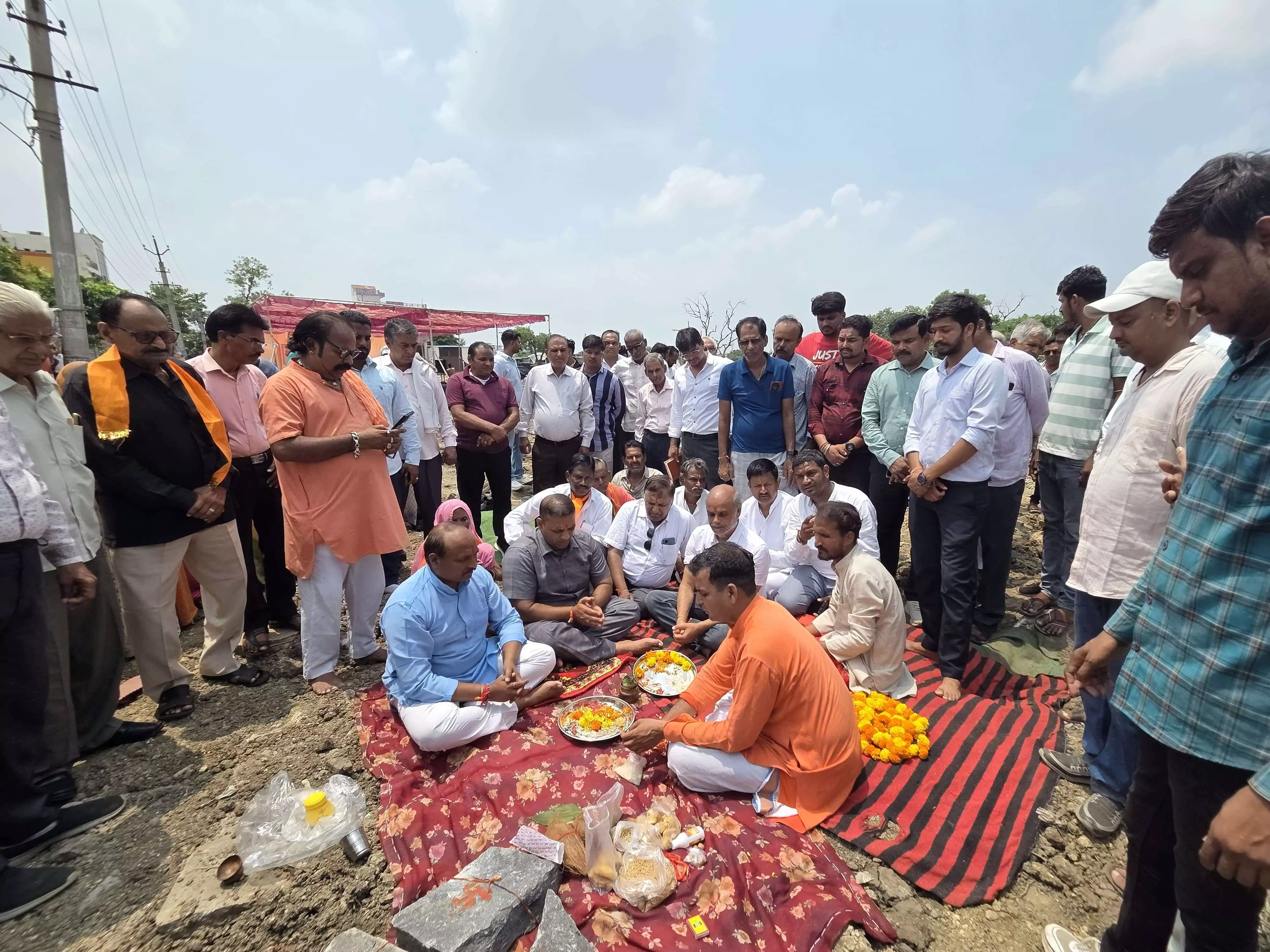 विधायक कोठारी ने गाय को गुड खिलाकर, रखी गोशाला की नींव