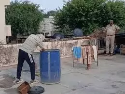 हत्या कर नीले ड्रम से छिपाया पति का शव, पत्नी बच्चो सहित मकान मालिक के बेटे के साथ फरार नमक डालकर शव गलाने की कोशिश हत्या कर नीले ड्रम से छिपाया पति का शव, पत्नी बच्चो सहित मकान मालिक के बेटे के साथ फरार नमक डालकर शव गलाने की कोशिश