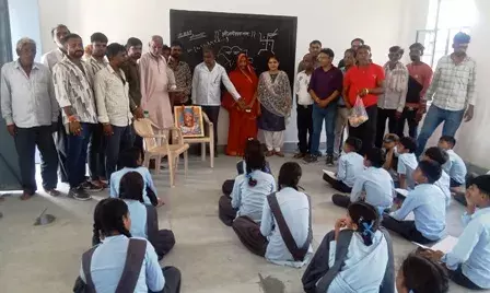 नये स्कूल भवन में बच्चों का प्रवेश, ग्रामवासियों के दबाव पर हुआ शुभारंभ