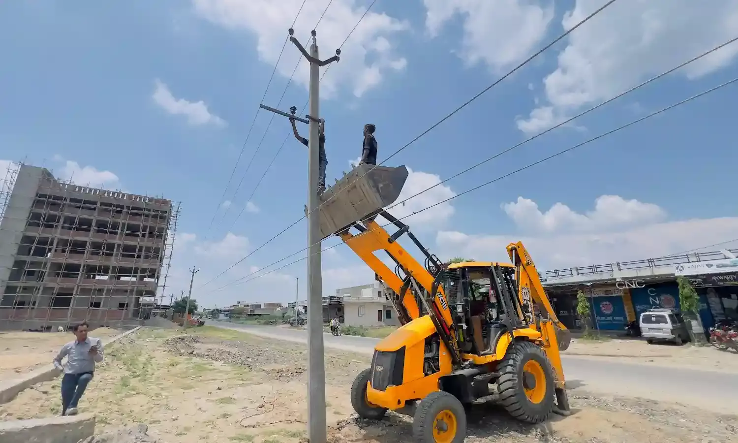 रायला में मिट्टी से भरे डंपर ने तोड़ा बिजली का खंभा बड़ा हादसा टला