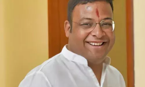 तेज रफ्तार ट्रक ने कार को मारी टक्कर, पति की मौत, पत्नी गंभीर घायल, दो मासूम बाल-बाल बचे