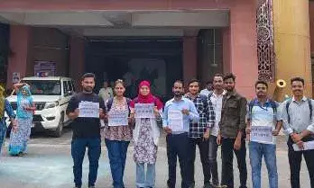 जांचों के निजीकरण के विरोध में लेबोरेट्री टेक्नीशियन संघ ने कलेक्टर को सौंपा ज्ञापन