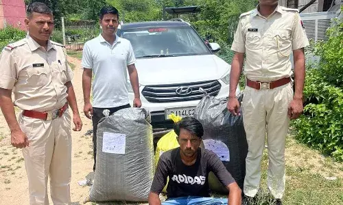 सवाईपुर के पास कार से 54 किलो डोडा चूरा बरामद, एक तस्कर गिरफ्तार, एक फरार