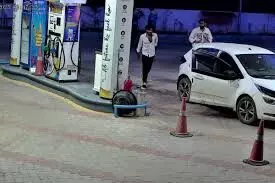 जयपुर में पेट्रोल पंप पर मारपीट और लूट, एक आरोपी गिरफ्तार जयपुर में पेट्रोल पंप पर मारपीट और लूट, एक आरोपी गिरफ्तार