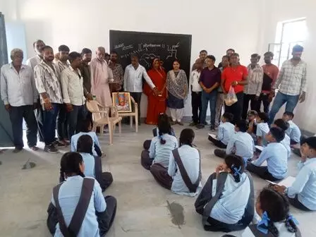 नये स्कूल भवन में बच्चों का प्रवेश, ग्रामवासियों के दबाव पर हुआ शुभारंभ