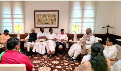 इंडिया गठबंधन की बैठक में उपराष्ट्रपति पद को लेकर चर्चा इंडिया गठबंधन की बैठक में उपराष्ट्रपति पद को लेकर चर्चा