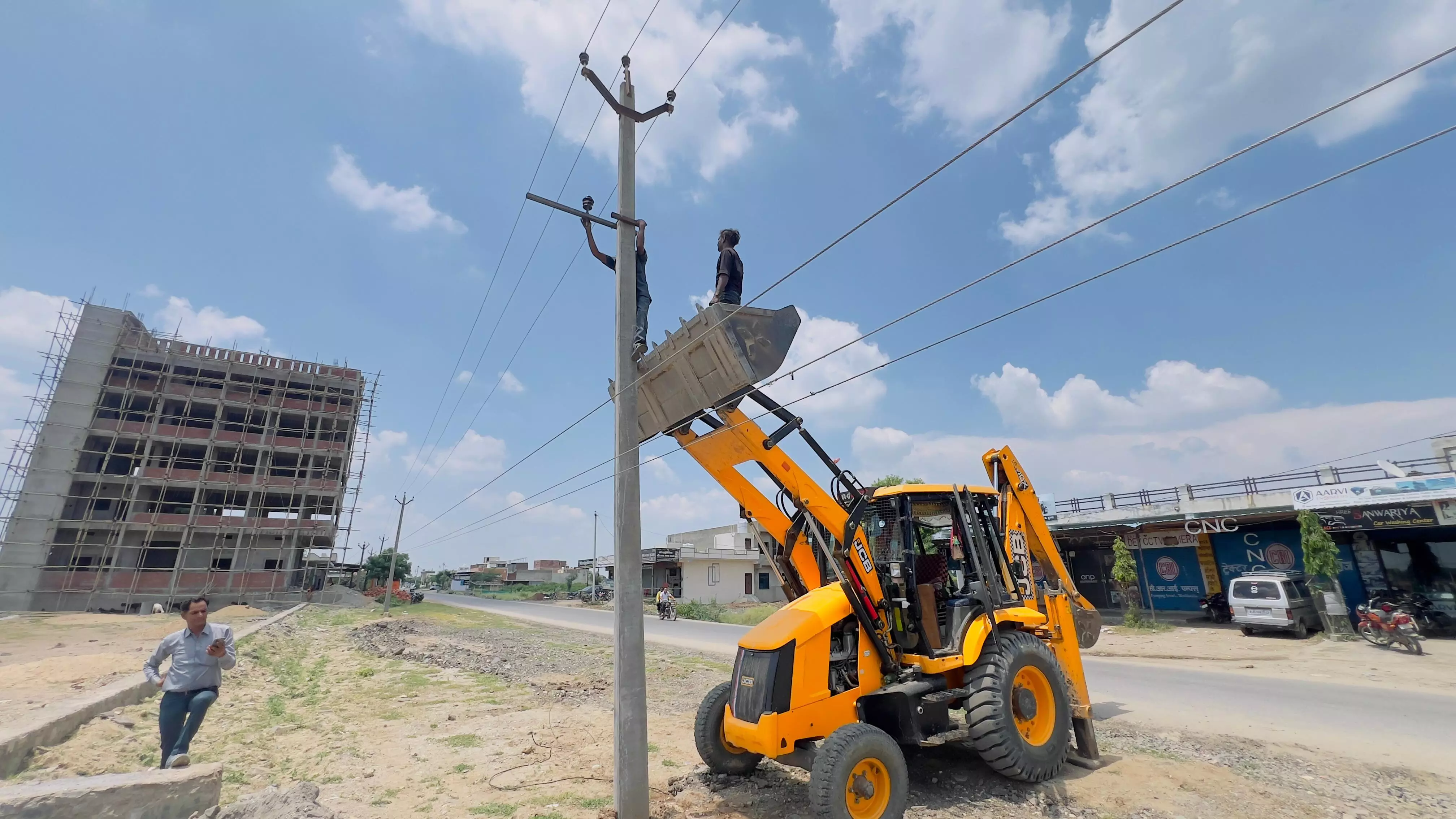 रायला में मिट्टी से भरे डंपर ने तोड़ा बिजली का खंभा बड़ा हादसा टला