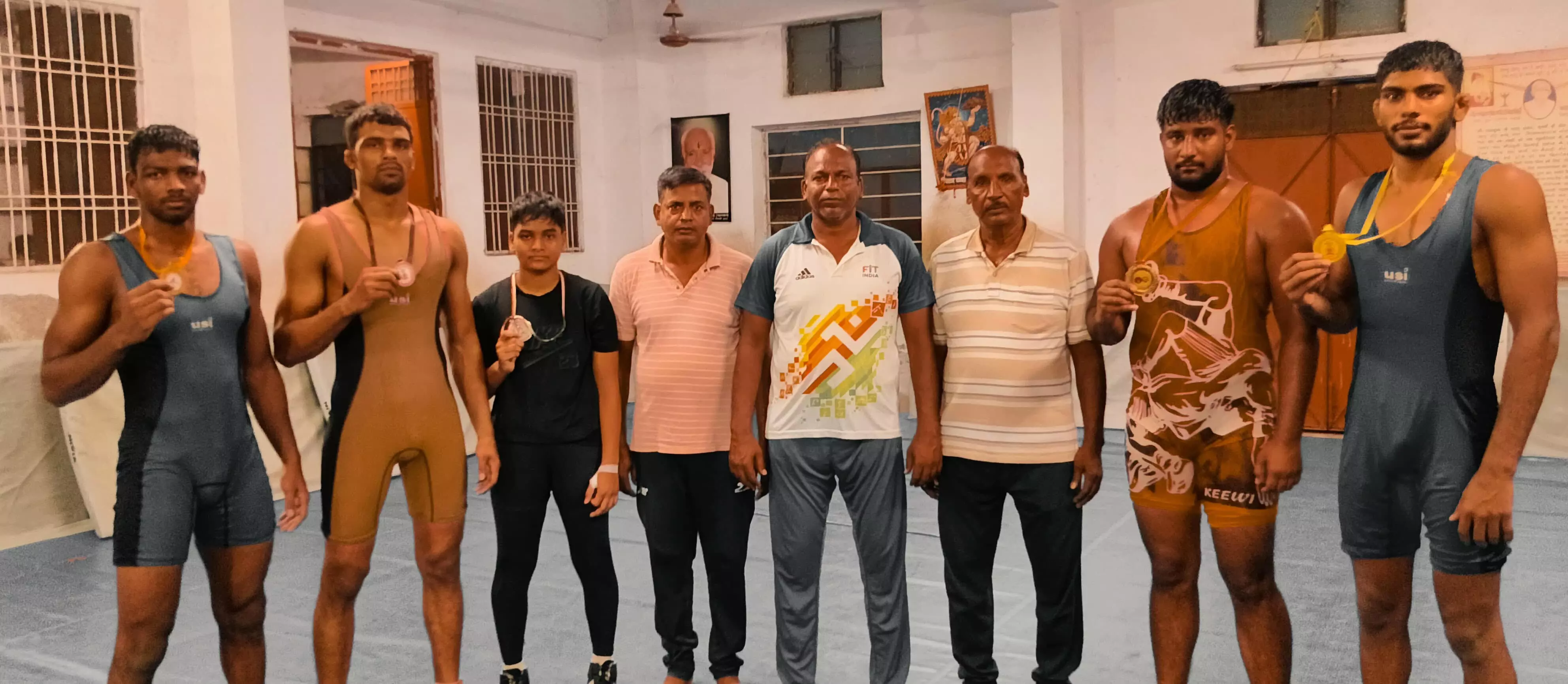 राज्य स्तरीय अंडर-23 कुश्ती प्रतियोगिता: शिव व्यायाम शाला पुर के पहलवानों ने लहराया परचम, सुमित और रोहित ने जीते गोल्ड