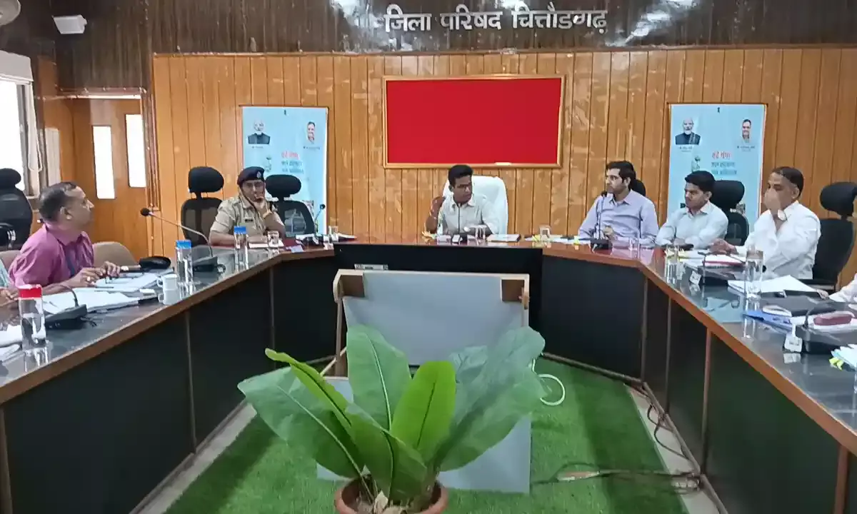 संपर्क पोर्टल पर लंबित प्रकरणों की स्थिति, जन शिकायतों के निस्तारण, करना पहली प्राथमिकता-जिला कलक्टर