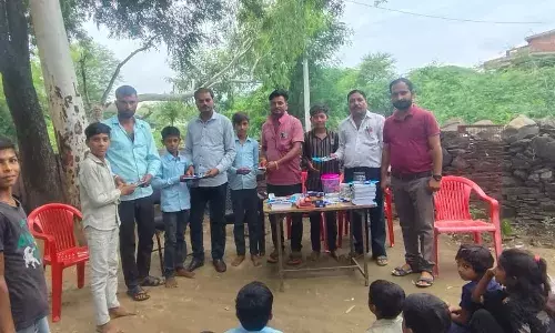 भीम आर्मी ने बच्चों को शिक्षण सामग्री वितरित की