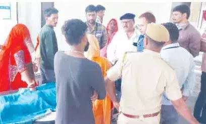 इलाज में लापरवाही से मरीज की मौत, परिजनों ने महात्मा गांधी अस्पताल में किया हंगामा इलाज में लापरवाही से मरीज की मौत, परिजनों ने महात्मा गांधी अस्पताल में किया हंगामा