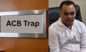 डॉक्टर ₹2,000 की रिश्वत लेते गिरफ्तार डॉक्टर ₹2,000 की रिश्वत लेते गिरफ्तार