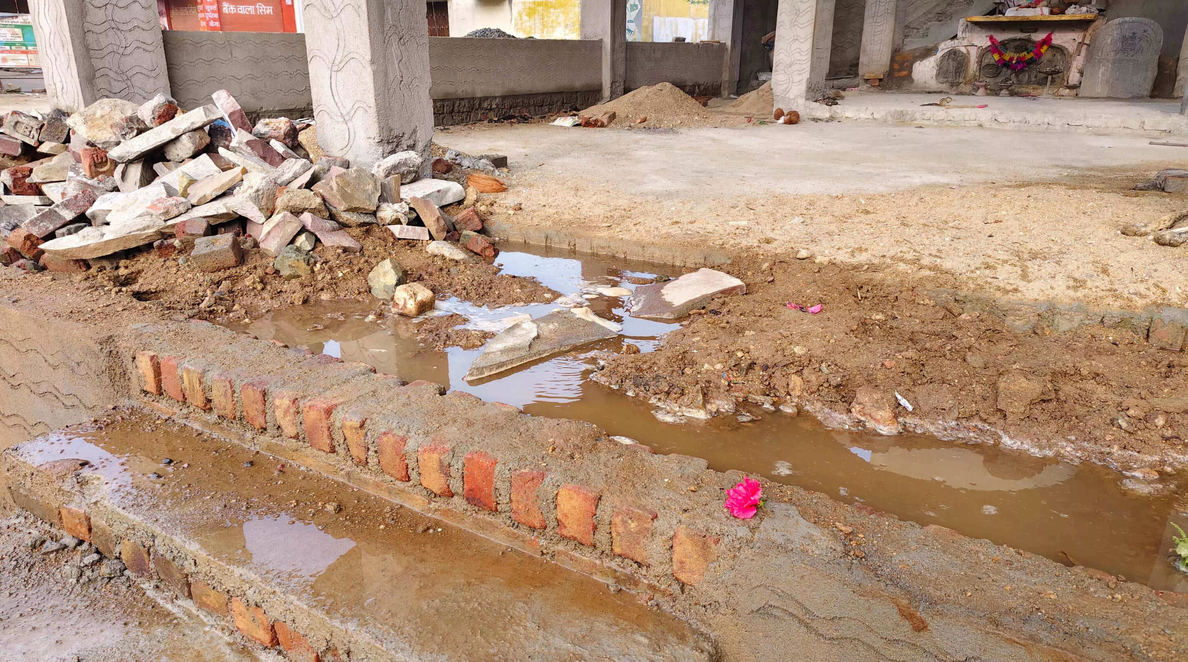 सवाईपुर में दो माह से चंबल पाइपलाइन में लीकेज, तेजाजी महाराज मेले की तैयारियों पर असर सवाईपुर में दो माह से चंबल पाइपलाइन में लीकेज, तेजाजी महाराज मेले की तैयारियों पर असर