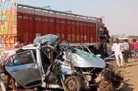 रत्नागिरी में ऑटो रिक्शा और ट्रक को मारी टक्कर; 5 की मौत रत्नागिरी में ऑटो रिक्शा और ट्रक को मारी टक्कर; 5 की मौत