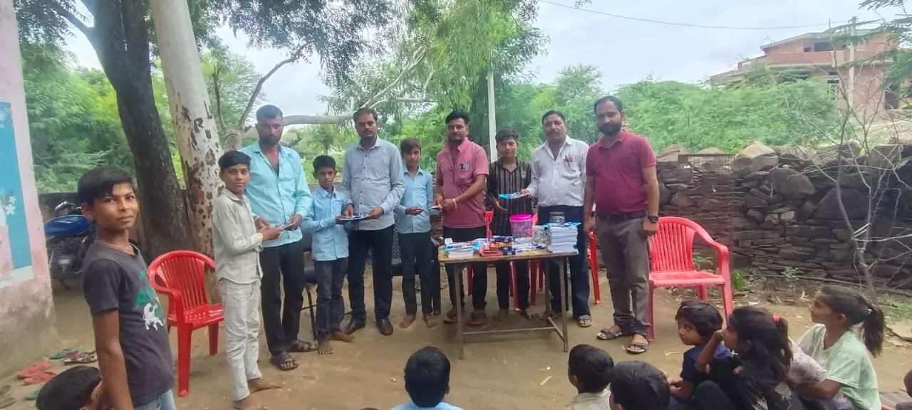 भीम आर्मी ने बच्चों को शिक्षण सामग्री वितरित की भीम आर्मी ने बच्चों को शिक्षण सामग्री वितरित की