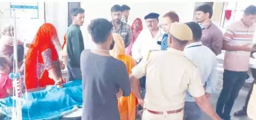 इलाज में लापरवाही से मरीज की मौत, परिजनों ने महात्मा गांधी अस्पताल में किया हंगामा इलाज में लापरवाही से मरीज की मौत, परिजनों ने महात्मा गांधी अस्पताल में किया हंगामा