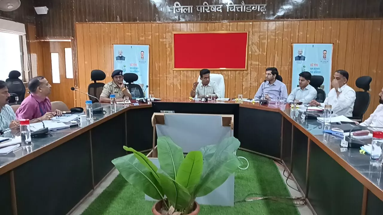 संपर्क पोर्टल पर लंबित प्रकरणों की स्थिति, जन शिकायतों के निस्तारण, करना पहली प्राथमिकता-जिला कलक्टर