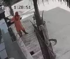 कपड़े चुराने आई युवती की करतूत सीसीटीवी में कैद