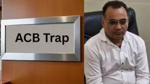 डॉक्टर ₹2,000 की रिश्वत लेते गिरफ्तार