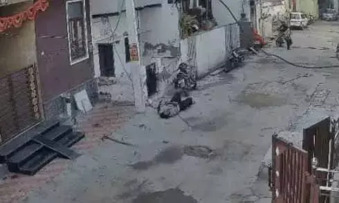 युवक दूसरी मंजिल से गिरा, हालत नाजुक