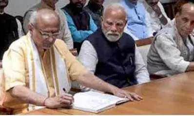 राधाकृष्णन ने उप राष्ट्रपति चुनाव के लिए नामांकन पत्र दाखिल किया