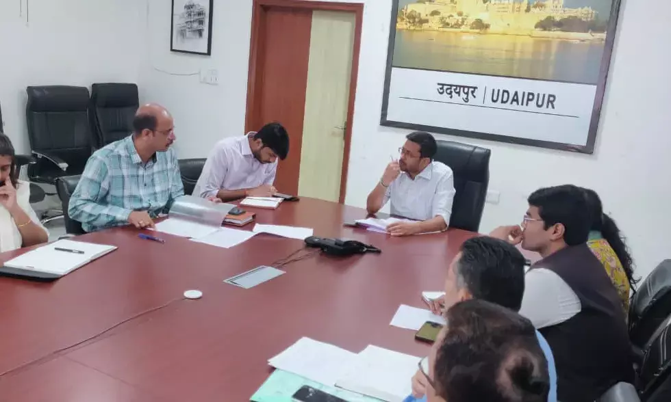 परिवेदनाओं के त्वरित निस्तारण के लिए किया पाबंद, जिला कलक्टर ने ली समीक्षा बैठक, दिए निर्देश