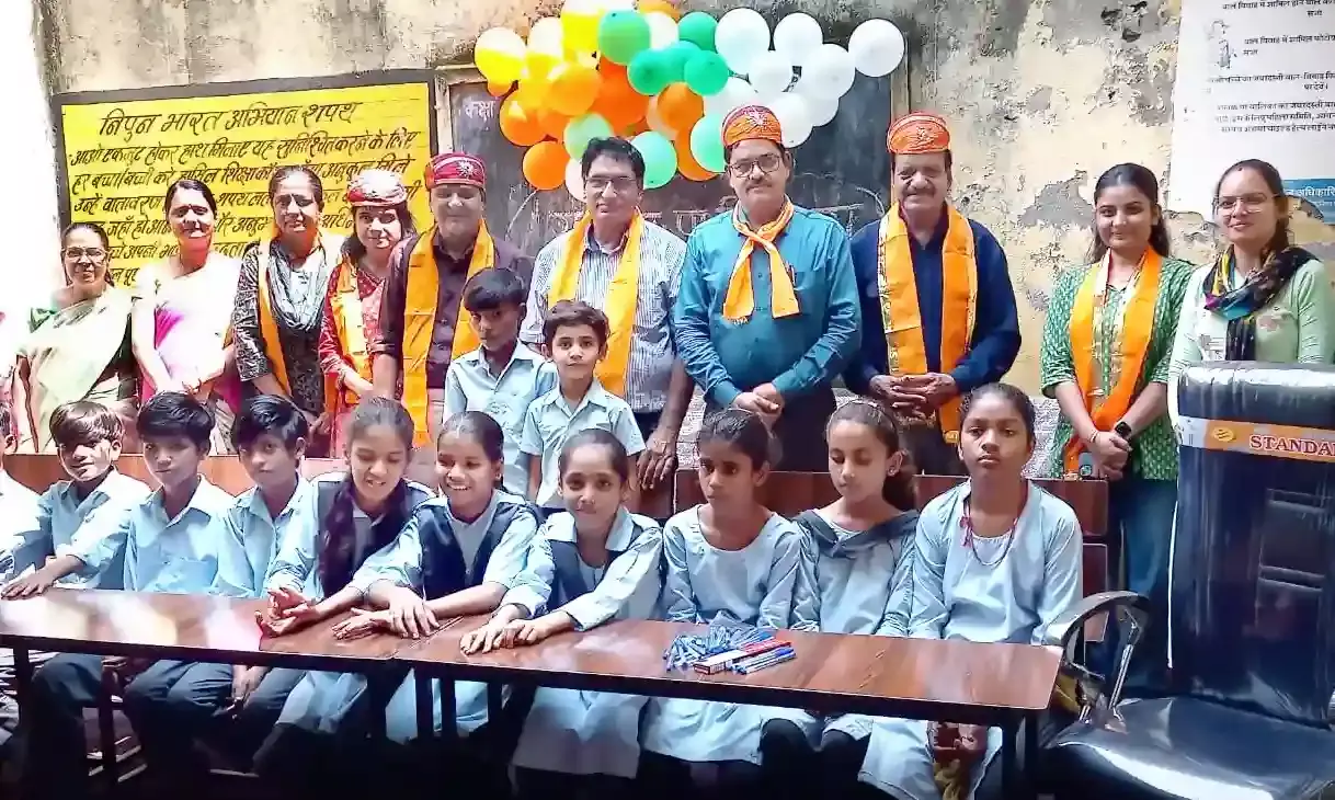 जुनावास स्कुल में फर्नीचर भेट किया व स्वच्छता का संदेश