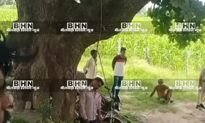 युवक का शव पेड़ पर लटका मिला ग्रामीणों ने लगाया हत्या का आरोप युवक का शव पेड़ पर लटका मिला ग्रामीणों ने लगाया हत्या का आरोप