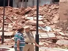 दिल्ली में बड़ा हादसा: पुराना जर्जर मकान हुआ जमींदोज,तीन मजदूरों की मौत दिल्ली में बड़ा हादसा: पुराना जर्जर मकान हुआ जमींदोज,तीन मजदूरों की मौत