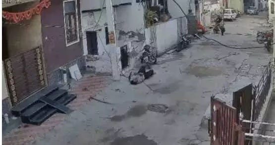 युवक दूसरी मंजिल से गिरा, हालत नाजुक