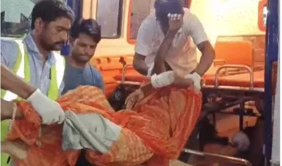 ट्रक-कार भिड़ंत में पति-पत्नी समेत 4 की मौत, मां-बेटे सहित 5 गंभीर घायल