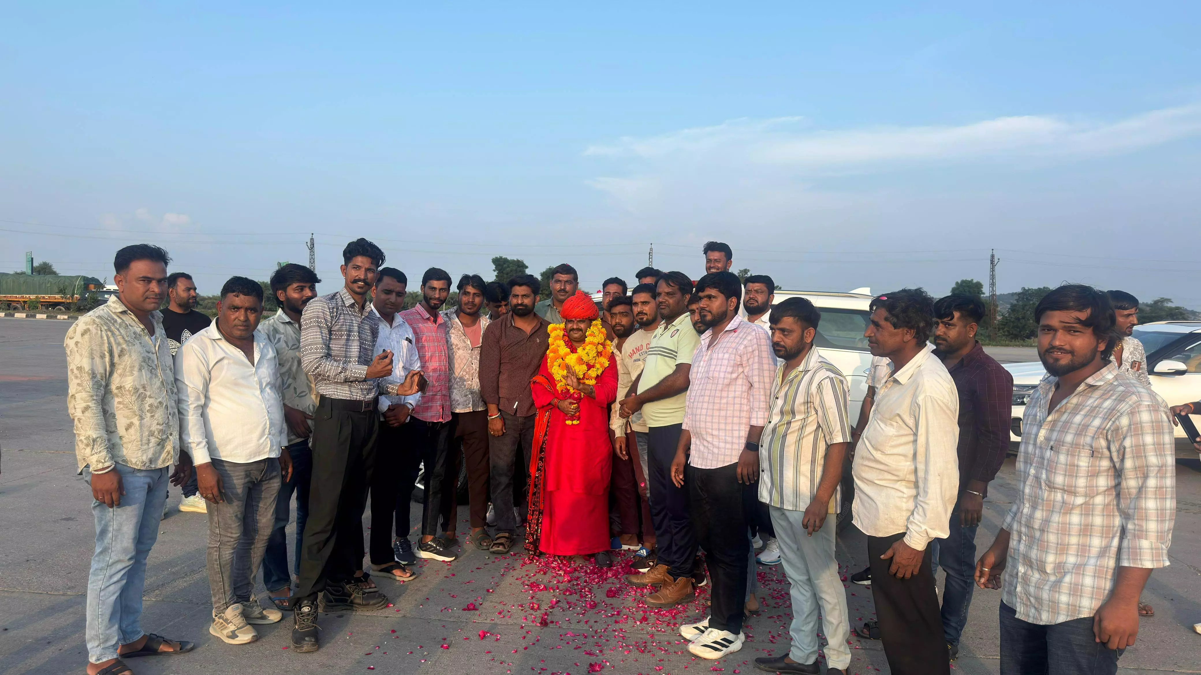 विदेश यात्रा से लौटे महंत सुरेश दास का स्वागत विदेश यात्रा से लौटे महंत सुरेश दास का स्वागत