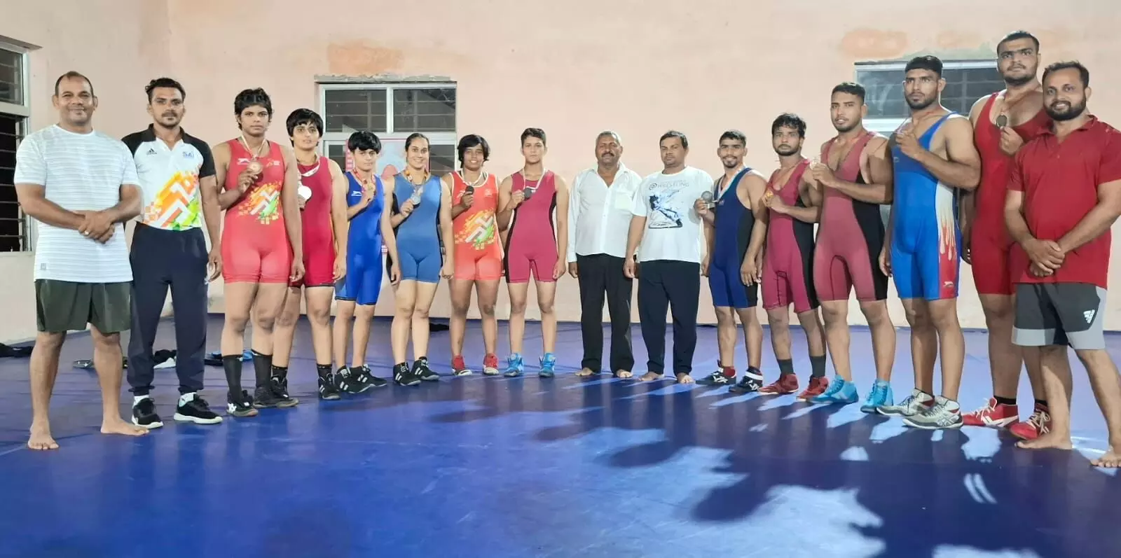 केसरी नंदन अखाड़े के पहलवानों ने स्वर्ण पदक सहित जीते 12 पदक