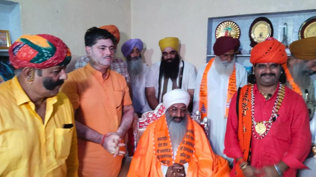 सिख धर्म के अंतराष्ट्रीय संत चरणजीत सिंह महाराज ने किए सवाई भोज मंदिर के दर्शन