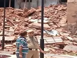 दिल्ली में बड़ा हादसा: पुराना जर्जर मकान हुआ जमींदोज,तीन मजदूरों की मौत दिल्ली में बड़ा हादसा: पुराना जर्जर मकान हुआ जमींदोज,तीन मजदूरों की मौत