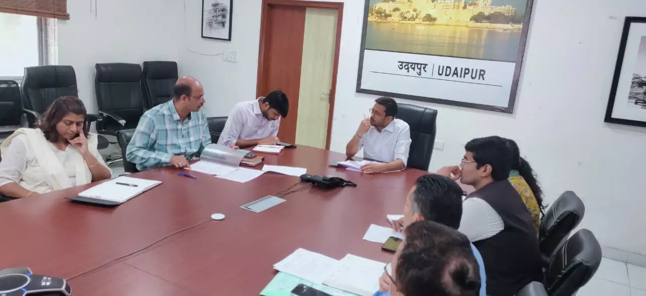 परिवेदनाओं के त्वरित निस्तारण के लिए किया पाबंद, जिला कलक्टर ने ली समीक्षा बैठक, दिए निर्देश